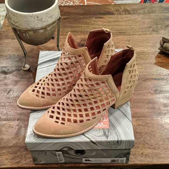 Lattice-work suede Jeffrey Campbell booties - Picture 2 of 5